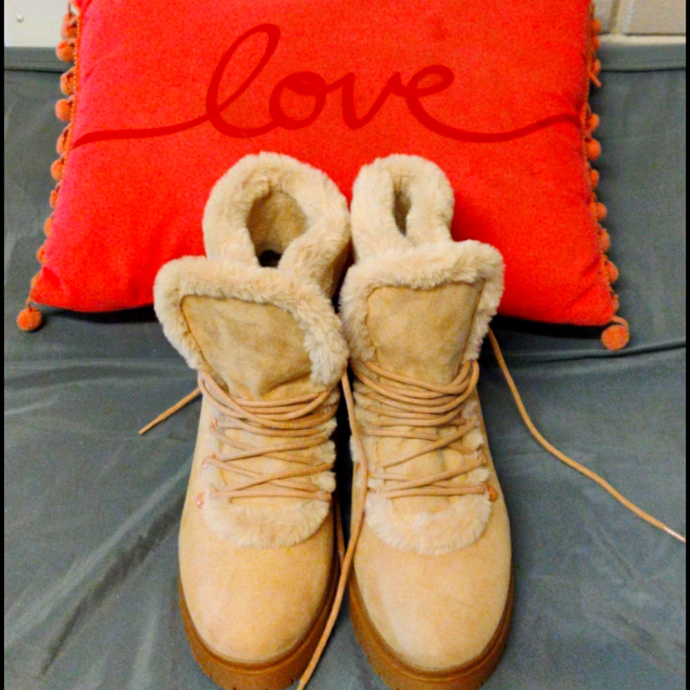 8 1/2 Beige Boots